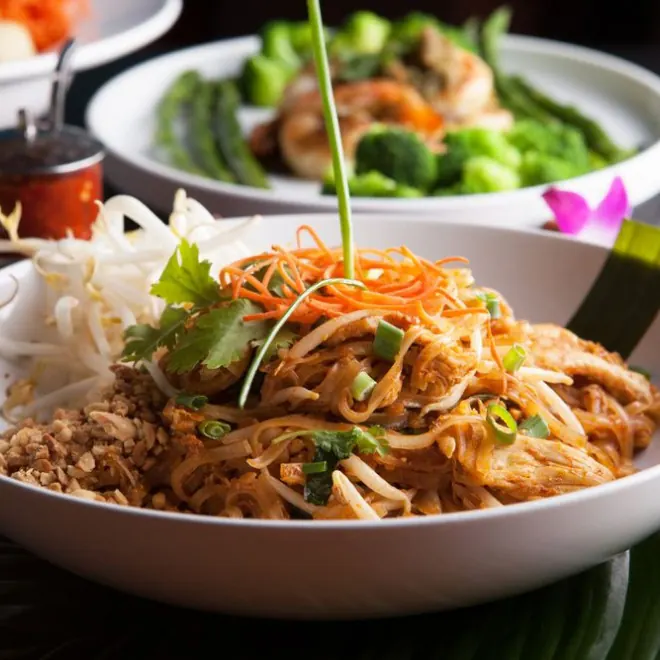 Pad thaï au poulet avec nouilles de riz, cacahuètes et pousses de soja