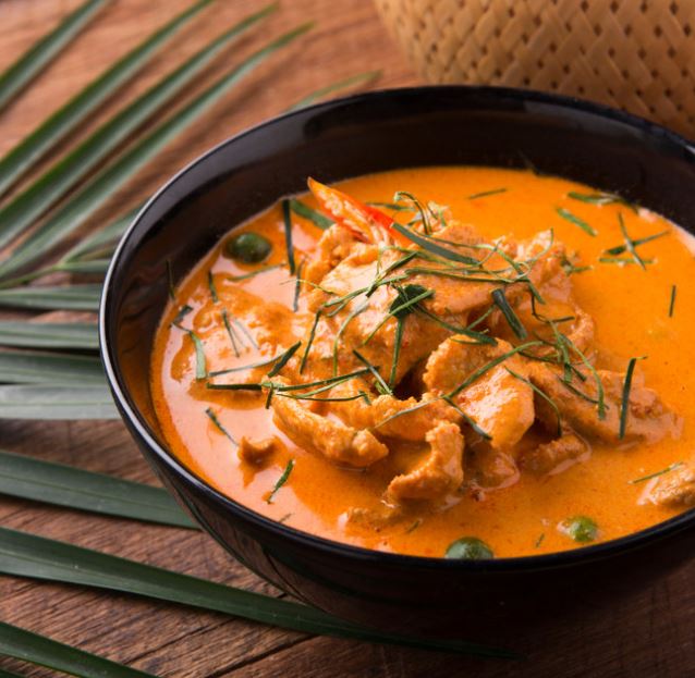 Panang de porc servi avec riz jasmin fumant