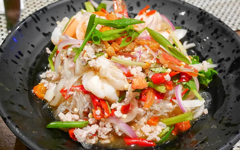 Salade thaïlandaise avec légumes croquants, porc et herbes fraîches